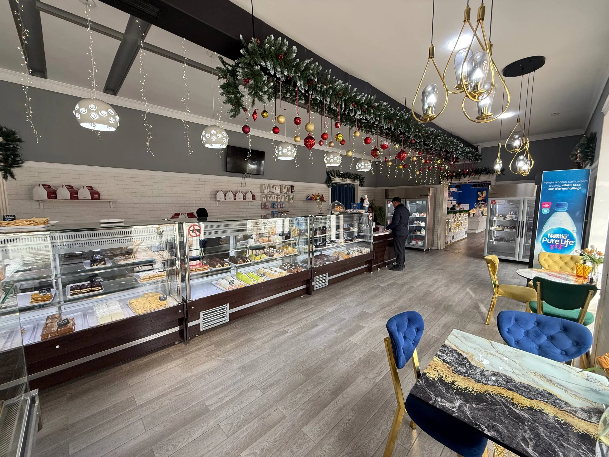 Витрина с тортами Jasmin House